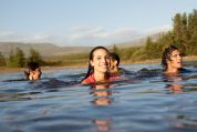 Junge Leute schwimmen im See Junge Leute schwimmen im See